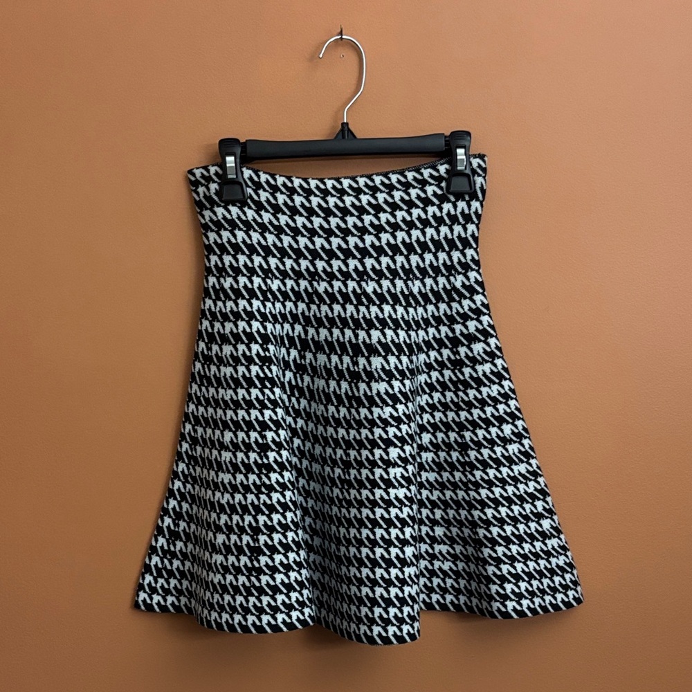 Chic Houndstooth Skater Skirt